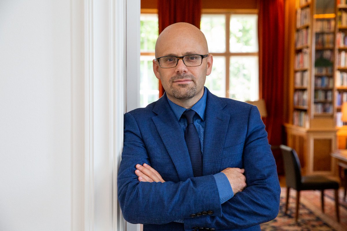 Leuphana (@leuphana) on Twitter photo Vortagstipp: Zur #hansdieterklingemannlecture am 21. Juni wird Prof. Dr. Daniel Ziblatt (<a href="/Harvard/">Harvard University</a> & <a href="/WZB_Berlin/">WZB</a>) einen Vortrag zu "The Life and Death of Democracies" halten.
<a href="/dziblatt/">Daniel Ziblatt</a>
Mehr Infos:
leuphana.de/news/termine/a…
Foto: Anette Hornischer Vortagstipp: Zur #hansdieterklingemannlecture am 21. Juni wird Prof. Dr. Daniel Ziblatt (<a href="/Harvard/">Harvard University</a> & <a href="/WZB_Berlin/">WZB</a>) einen Vortrag zu "The Life and Death of Democracies" halten.
<a href="/dziblatt/">Daniel Ziblatt</a>
Mehr Infos:
leuphana.de/news/termine/a…
Foto: Anette Hornischer