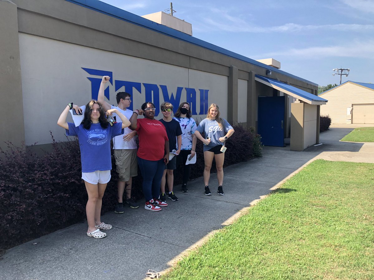 EtowahSGA's tweet photo. These #CCSDTHRIVE students did a cross campus scavenger hunt to discover all things @EtowahHS ! It was amazing! https://t.co/olE5Fb0rOj