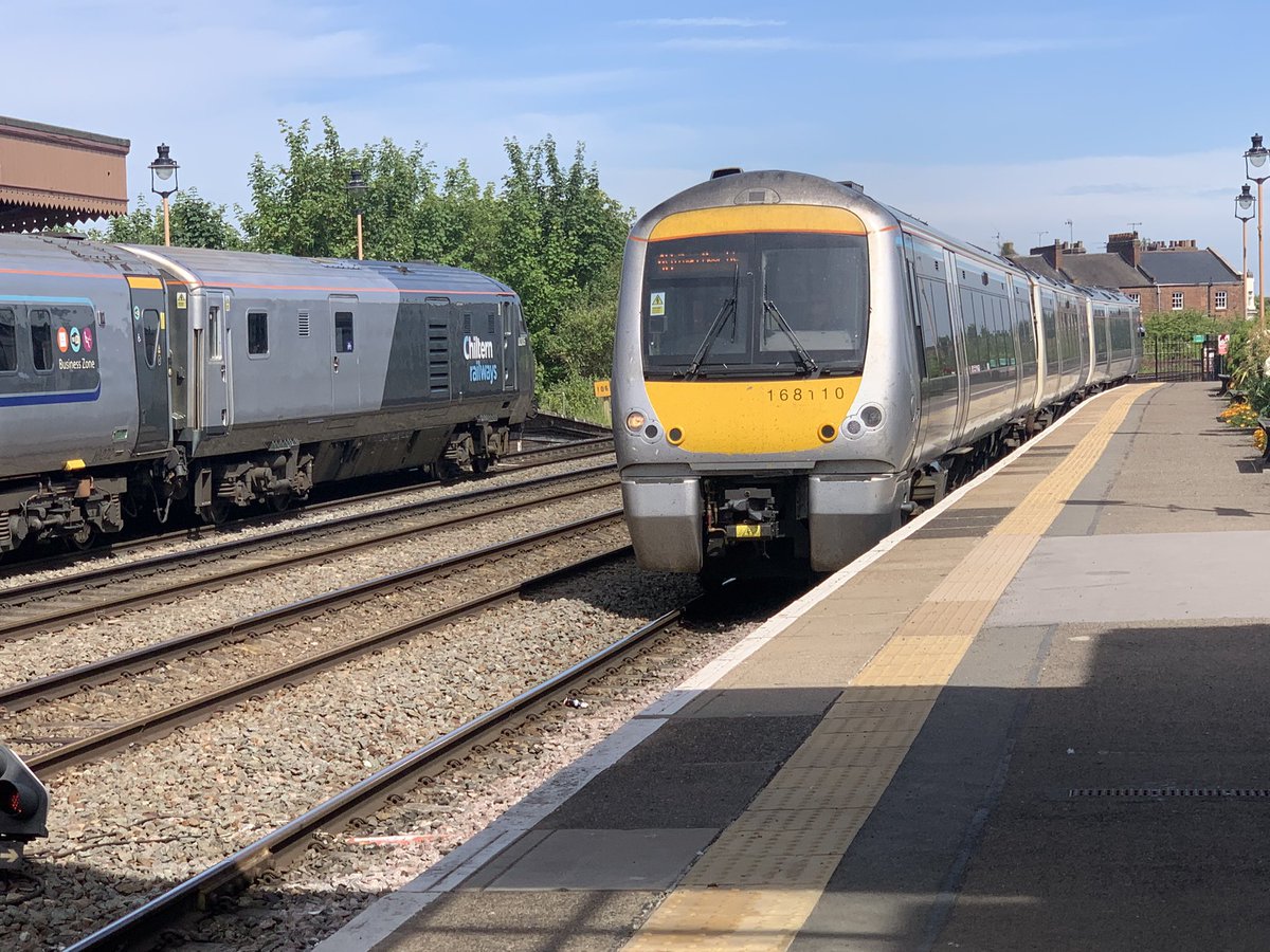 PlatformEdge1's tweet image. One departs, one arrives #Class82 #Class168