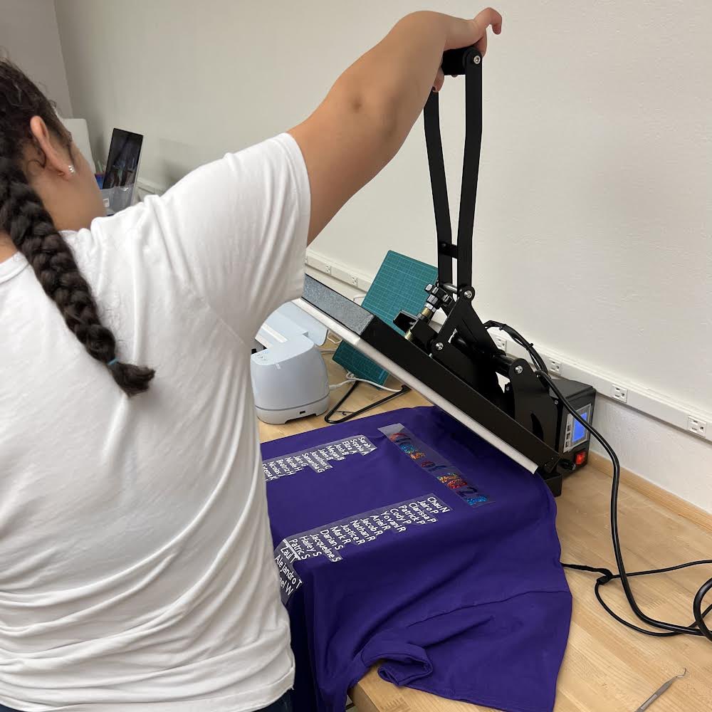 RachelMPost's tweet photo. Sharing what Ms. Meier put together with the help of our #IACUE grant. Our grad. shirts @PathwaysPUHSD ! Thank you so much @IACUE for supporting our vision. @puhsd https://t.co/uhklMFAYR3