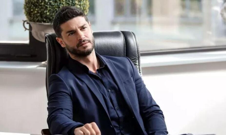 Yeni dizisi belli oldu! Berk Oktay, NGM'nin ATV ekranlarında yayınlanacak olan #BirKüçükBirGünışığı adlı yeni dizinin başrol oyuncusu oldu. Emre Kabakuşak'ın yöneteceği dizide Oktay, Seray Kaya'nın partneri olacak. #dizifilmcom