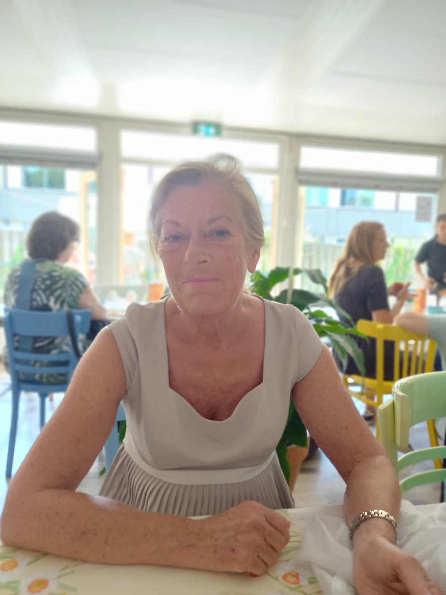 Netwerk lunch met Dynamiek. 

Onze Emmy is er vanzelfsprekend bij aanwezig.

Dynamiek houdt zich vooral bezig met bijvoorbeeld computerles voor senioren, hulp bij invullen van formulieren, kleine klussen diensten en Nederlandse lessen.
#vvdtiel #dynamiek #netwerk #doen