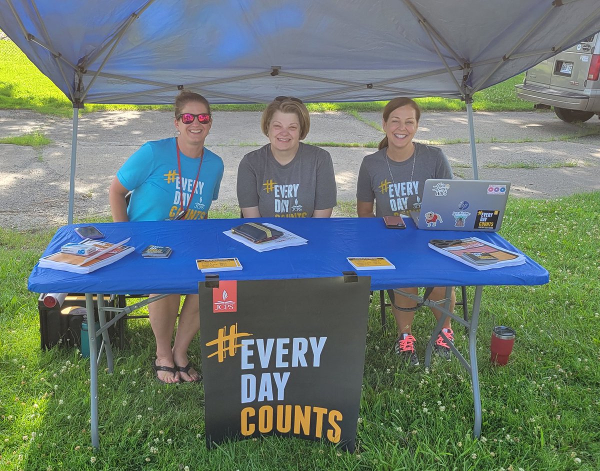 School Social Workers helping with Neighborhood Days with <a href="/KyRefugee/">KRM Louisville</a> 
@KimDwyer_CSSW <a href="/brooke_burd/">Brooke Burd</a> <a href="/ahperryman/">Anne Perryman</a> <a href="/JCPSKY/">JCPS</a> #EveryDayCounts