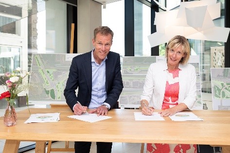 provgelderland's tweet photo. Gedeputeerde Helga Witjes en Michael van den Hoonaard (directeur BAM Infra Nederland) ondertekenen het uitvoeringscontract #N346 Schakel Achterhoek-A1 in het bijzijn van wethouder Eric-Jan de Haan. BAM krijgt de opdracht om de nieuwe weg aan te leggen. 👉 https://t.co/N6bYrie873 https://t.co/pCR79tJQwS