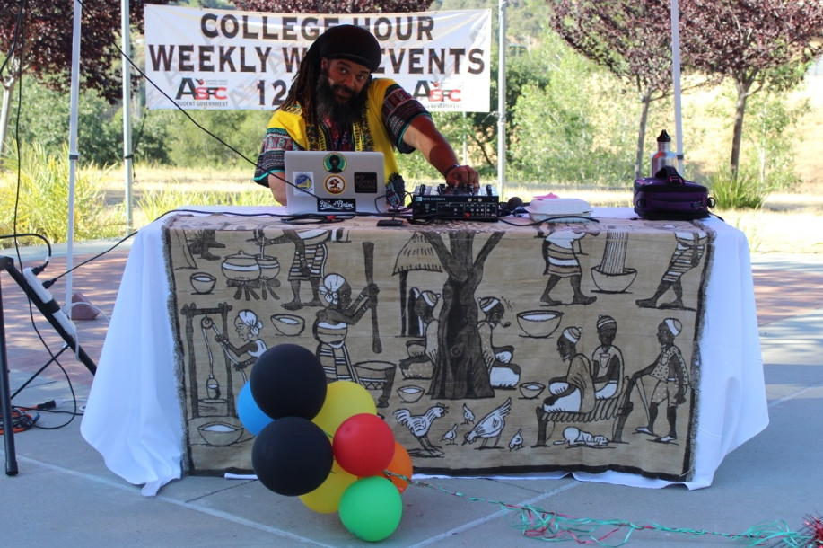 TODAY we honor our #FoothillCollege African / #BlackGrads, transferring students, and those completing #Umoja at the Umoja &amp; Harambee #RiteOfPassage Ceremony! 6PM-7:30PM  #Classof2021 #graduation  #iamfoothill #ChangeMaker #BlackGradsMatter #BlackJoy
foothill.edu/umoja/eoy-cele…