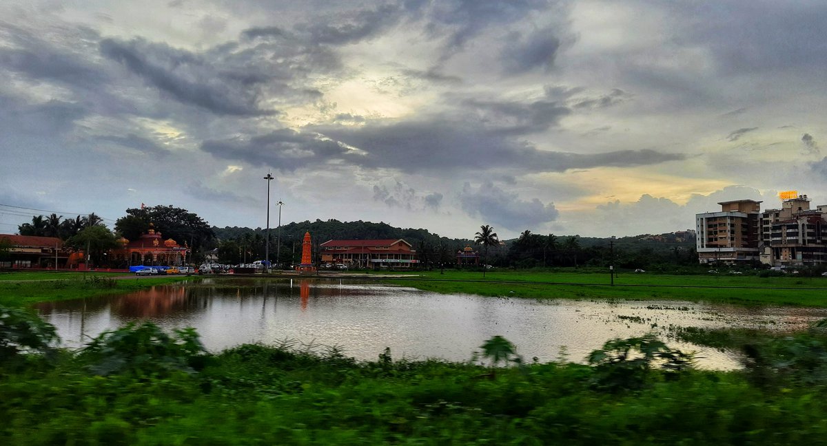 ShivaniPednkr's tweet photo. सायंकाळची शोभा!
#goa #monsoon #postrain #Goarains #photography #amateurphotography @goaphotoblog @Goaphotofest https://t.co/oAHxDdVGSP