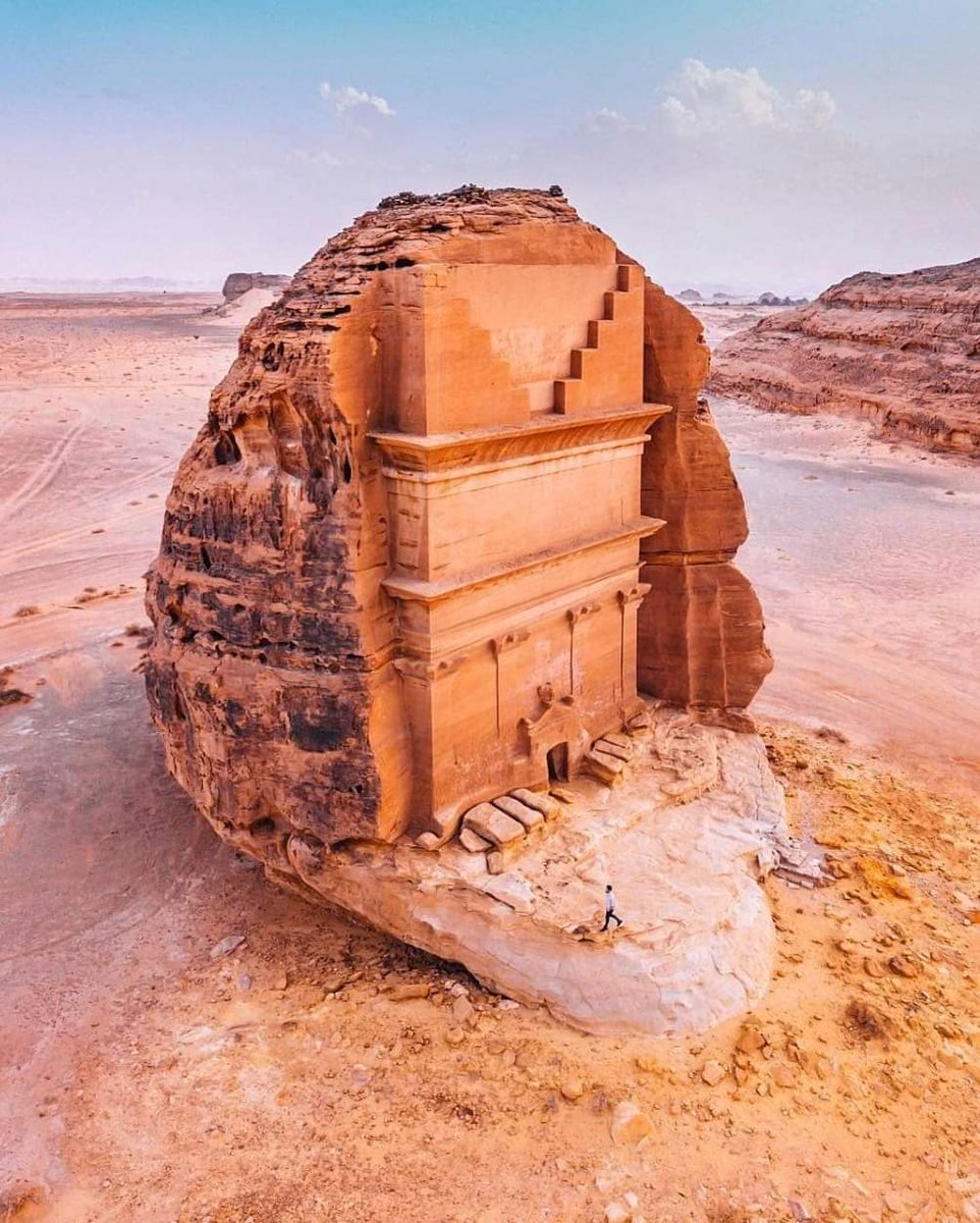 Qaṣr Al-Farīd meaning ‘the Lonely Castle’ is the largest rock-cut tomb at the archaeological site of Hegra, in Saudi Arabia. Nabataean Kingdom, 1st century CE.
