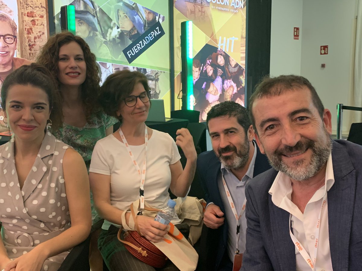 TMigoya's tweet photo. n el backstage, todo el equipo de #Lospilaresdeltiempo dispuestos a descubrirnos las maravillas de nuestro país. #showcaseRTVE22 #networking #screenings #premiers #rtve #makingcontentforyou https://t.co/3MT0w96I29