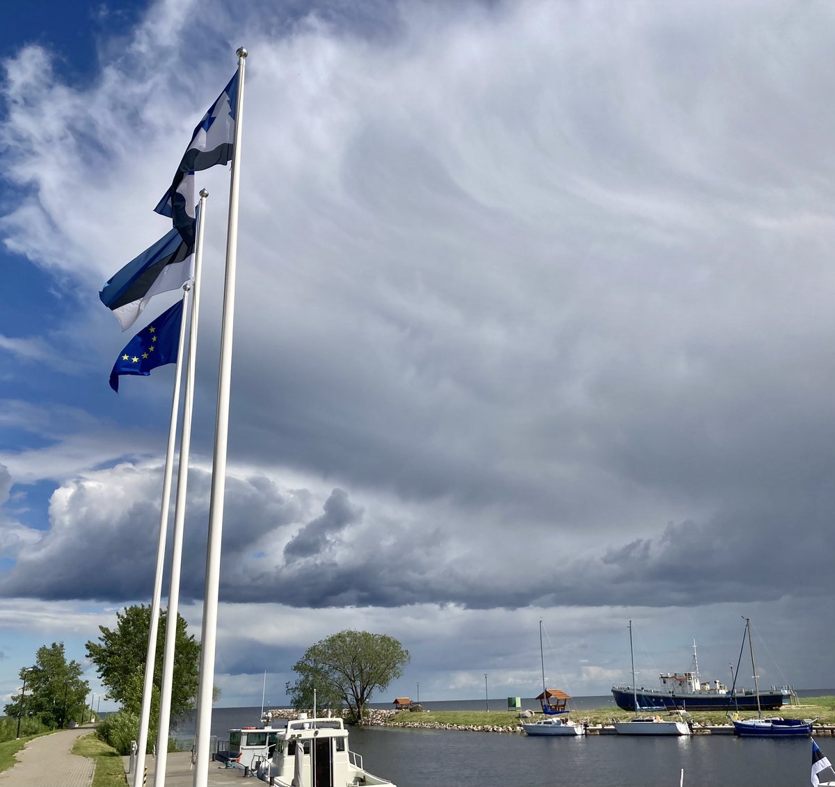 Drschelter's tweet photo. … today in #Mustvee at the #Peipus Lake (Estonia). #Russia across the lake… What a peaceful scenery in uncertain times, also in the #Baltics… https://t.co/dMNjHbNZML