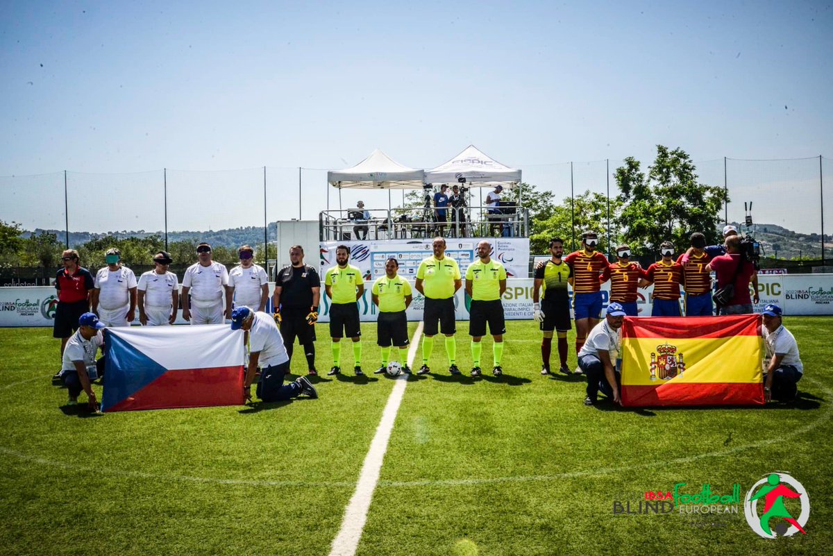 ONCE_oficial's tweet photo. ¡La  selección española de fútbol ciegos gana a la República Checa🇨🇿 por 2-1 en su último partido del Europeo!👏👏

#LaRojita🇪🇸 #FEDC #Pescara https://t.co/AHBxxT5Yoi