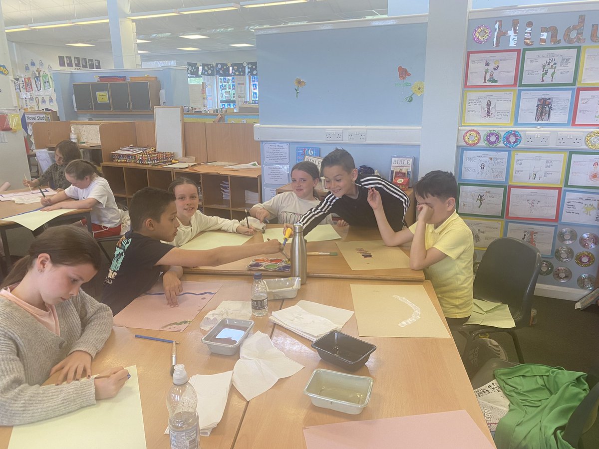 StTimothysPS's tweet photo. Room 12 enjoying some peaceful painting. #healthweek22 https://t.co/V6GY8XneZw