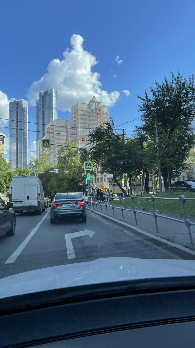 Wolrone's tweet photo. @gucodd Добрый день. Разметка новая, а знак старый. Не соответствуют друг другу. Пересечение ул. Сергея Макеева и Шмитовский пр-д https://t.co/3zgcEo1Dfd