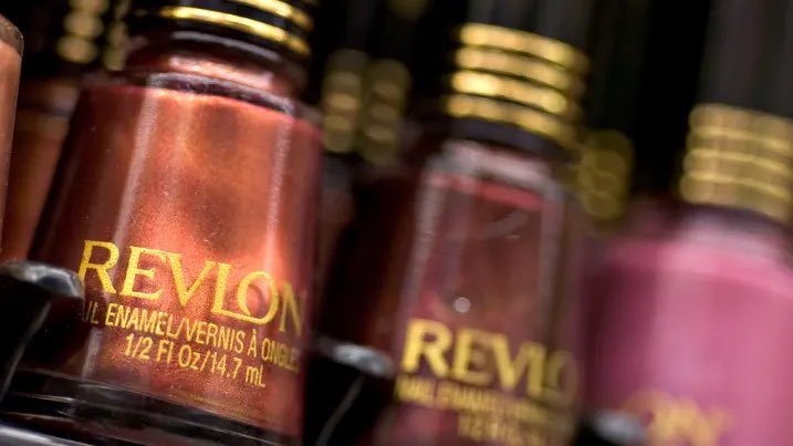 Revlon nộp đơn xin bảo hộ phá sản (chapter 11), vì có khoản nợ chồng chất và đối đầu với chuỗi cung ứng khó khăn.

Revlon là công ty hàng tiêu dùng lớn đầu tiên khai bảo hộ phá sản đợt này, nghĩa là cần các chủ nợ cho phép tái cấu trúc công ty.