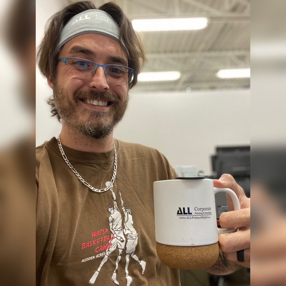 r_mitchell1223's tweet photo. 🎉First week of #FieldPlacement ✅ & absolutely #loving it here at @allpandb & yes that’s an #OldSchool @manowatsa #basketball #camp shirt :) I’m a #CoachForLife what can I say…#ThankYou & hope to see you in our #ShowRoom…
#print #brand #promote #KWAwesome #B2B https://t.co/OYpFKrJLZH