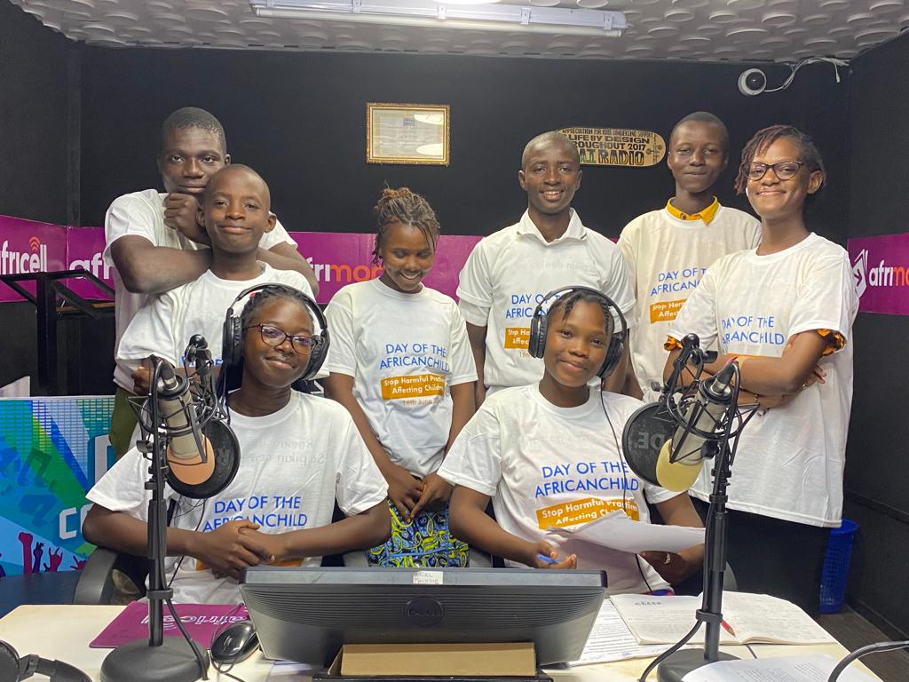 AfriRadioSL's tweet photo. In commemoration of #AfricanChildDay #YACAN in collaboration with #AfriRadio will
be hosting some kids🫶🏿 at our Wilberforce Studios🎤

We are proud to have the next generation of Broadcasters in our Studios on this momentous day🎙

#AfricellSL
#SaloneTwitter https://t.co/Tqlcpz8g0w