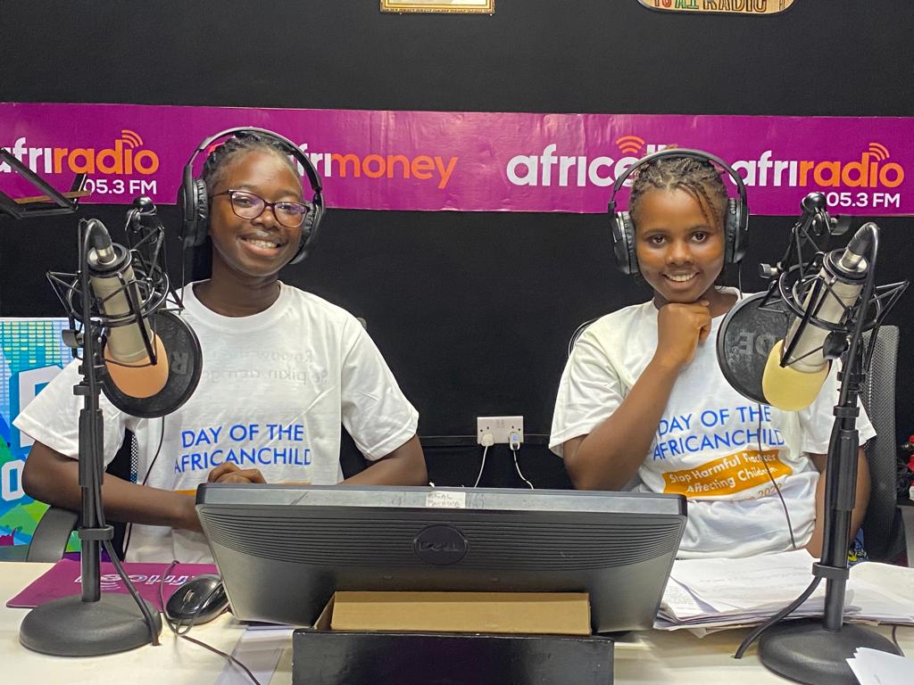 AfriRadioSL's tweet photo. In commemoration of #AfricanChildDay #YACAN in collaboration with #AfriRadio will
be hosting some kids🫶🏿 at our Wilberforce Studios🎤

We are proud to have the next generation of Broadcasters in our Studios on this momentous day🎙

#AfricellSL
#SaloneTwitter https://t.co/Tqlcpz8g0w