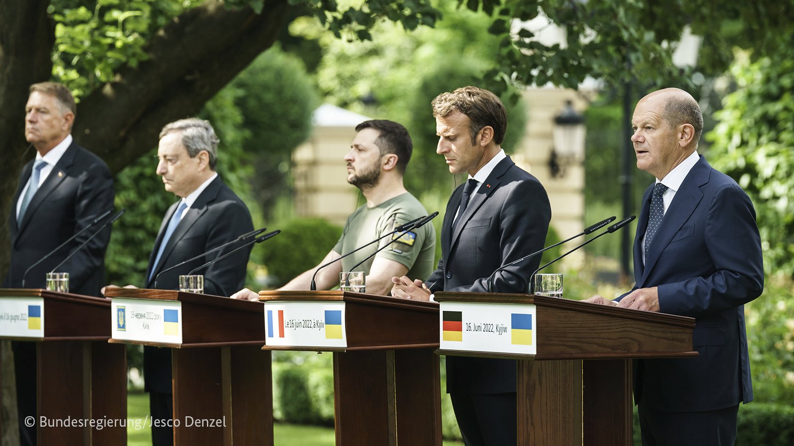 Pressekonferenz mit Rumäniens Präsident Johannis, Italiens Ministerpräsident Draghi, Ukraines Präsident Selenskyj, Frankreichs Präsident Macron und Bundeskanzler Scholz an Pulten im Freien stehend.