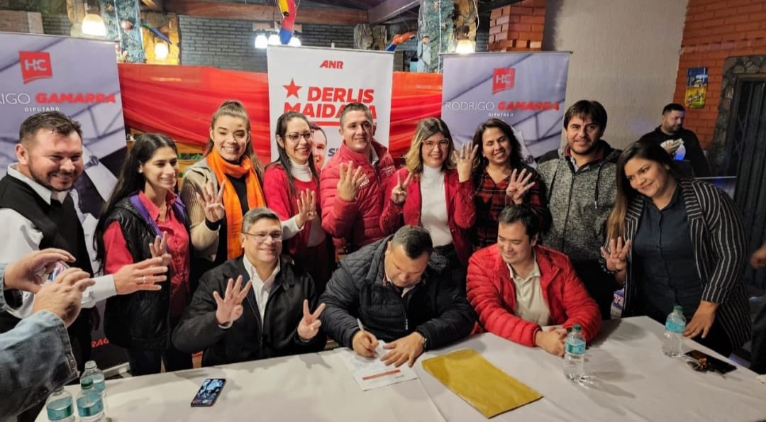 DerlisMaidanaPy's tweet photo. Firmé la aceptación de candidatura por mi gran vocación de servir siempre al pueblo, de defender la Constitución y la República y desarrollar un Paraguay con oportunidades . Gracias por acompañarme en este desafío de llevar la renovación al @SenadoresPy Lista 2 Opción 4 🚩🚩 https://t.co/zu5WdXi420