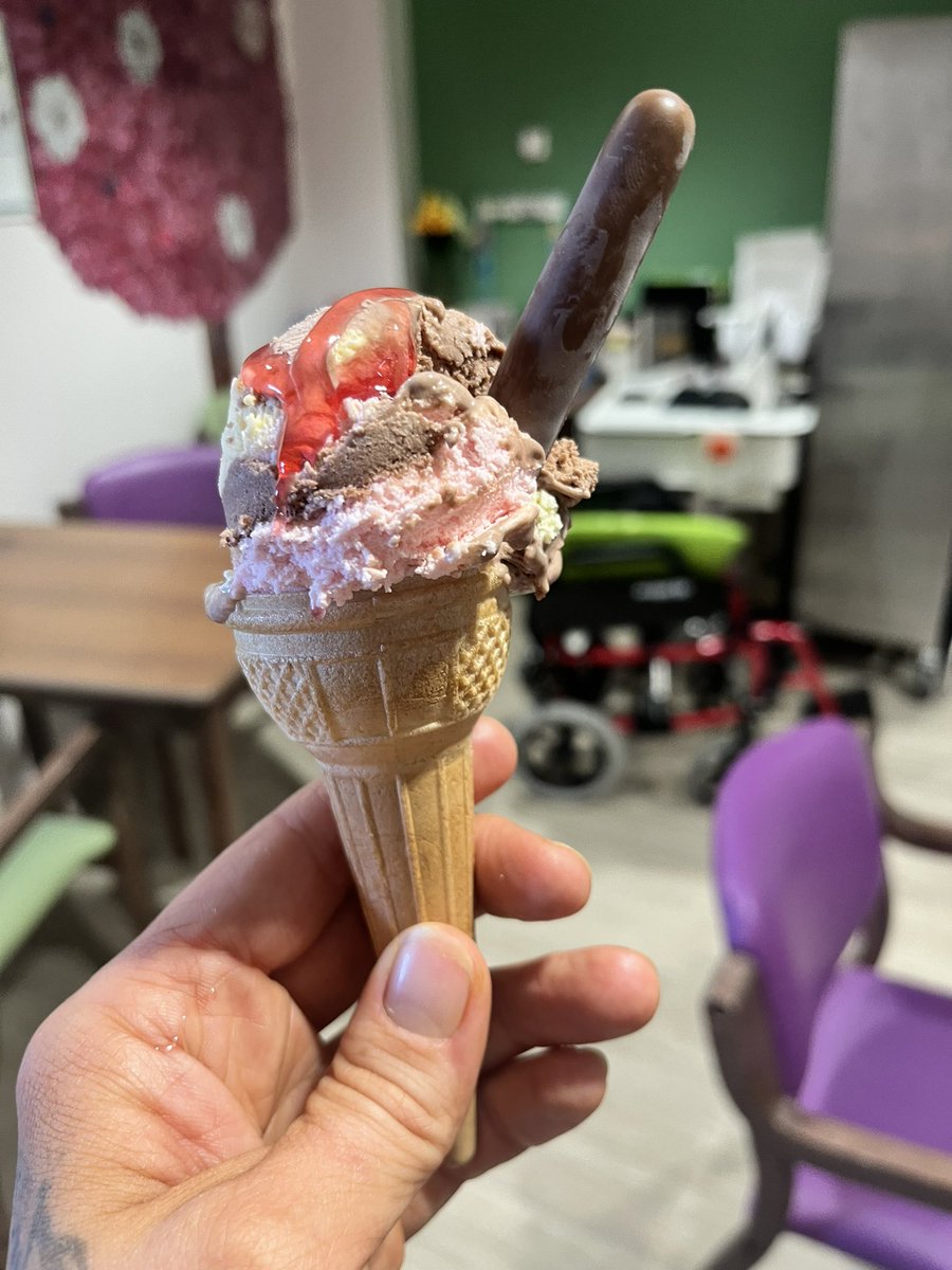 OasisUnit's tweet image. Visit from miss whip the ice cream lady today on the oasis unit today! Promoting nutrition and hydration and helping to keep us cool in this lovely warm weather ☀️🍦🍭
