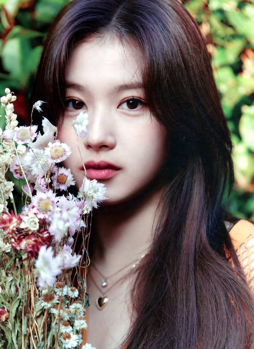 pogzilla1's tweet photo. [SCAN] "Yes, I am Sana" Photobook [Enhanced] 

#TWICE #SANA https://t.co/QlCC4h6D7h