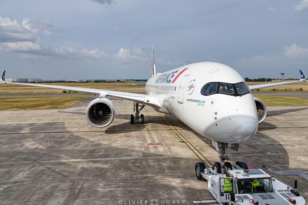 OlivierHoarau's tweet photo. 🇫🇷 Back to 2021, #Aubusson, the 10th #Airbus who was delivered to @AirFranceFR 🥂👋
#AvGeek #airfrance #airfranceisintheair #fhtyk @A318111 https://t.co/jJzAfXlOoF