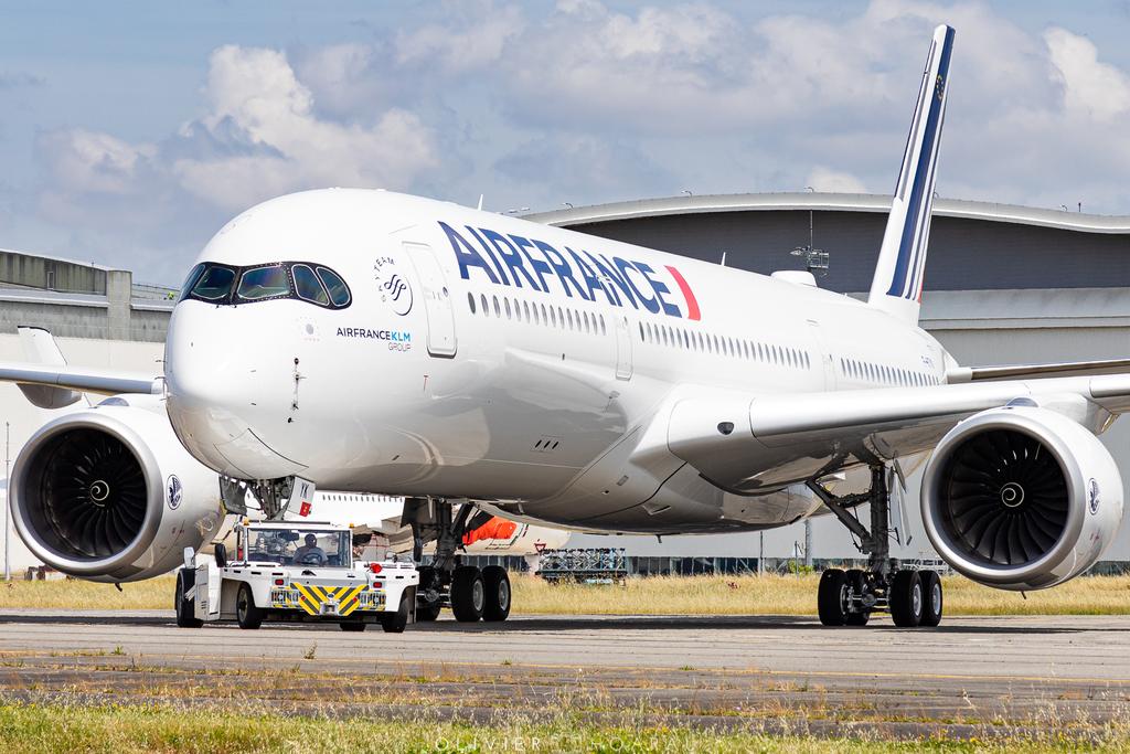OlivierHoarau's tweet photo. 🇫🇷 Back to 2021, #Aubusson, the 10th #Airbus who was delivered to @AirFranceFR 🥂👋
#AvGeek #airfrance #airfranceisintheair #fhtyk @A318111 https://t.co/jJzAfXlOoF