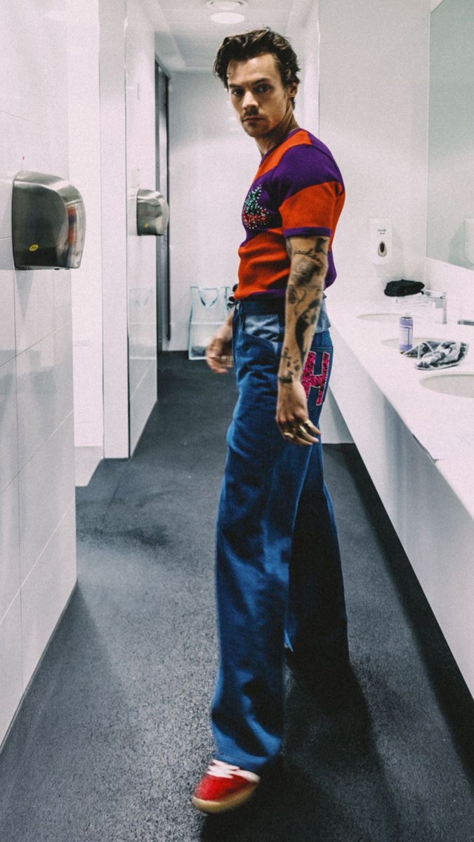 hsdaily's tweet photo. More of Harry backstage in Manchester, England - June 15 

📸 Anthony Pham https://t.co/Ti8tnlsKkg