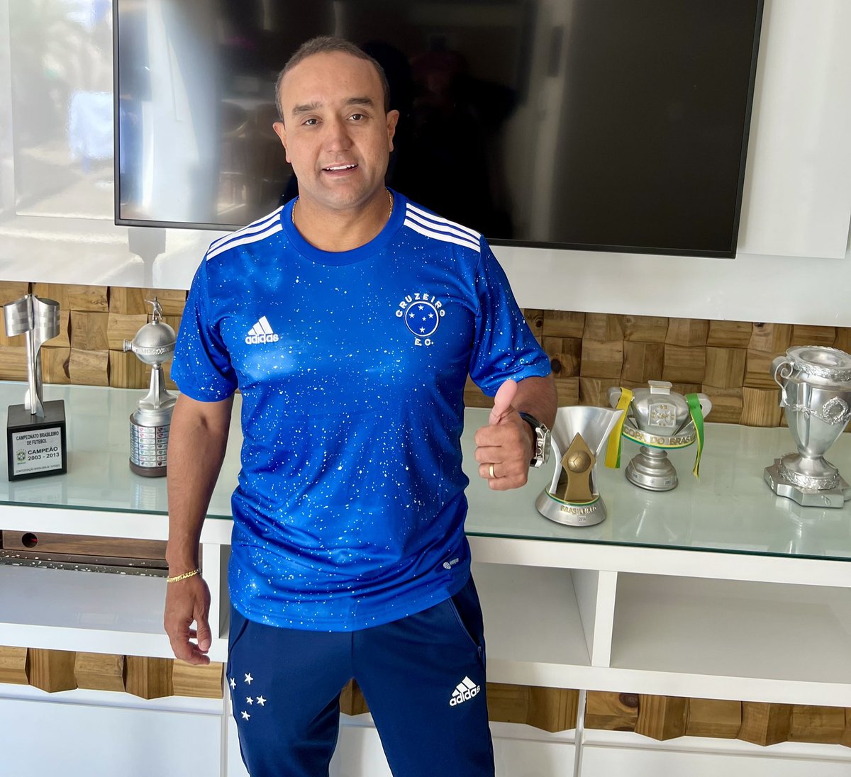 Centraldoocec's tweet photo. O Igor garantiu a camisa do Cruzeiro no nosso sorteio. Agora é sua vez de ter ela em sua coleção, corre na M76 Store. Bora Nação! 💙

📲: https://t.co/22KTSAuPlr https://t.co/F2WR4mA94Y