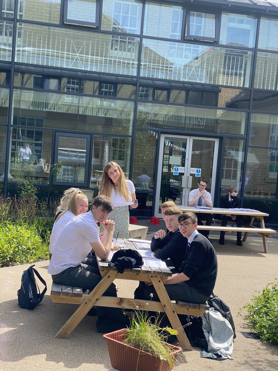 BusinessTcs's tweet photo. What’s better than an Economics lesson on cost curves? An Economics lesson on cost curves outside! ☀️☀️ https://t.co/6rjiEDoldf