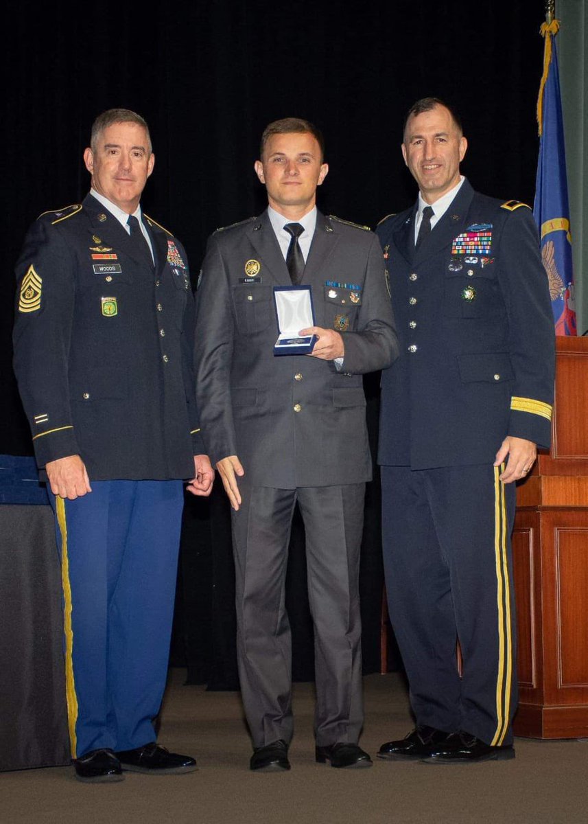 IlirDugolli's tweet photo. So reassuring to have KSF officers display stellar performance at renowned academies across the US.

Congratulations to Col Ahmet Ajeti, Lt col Astrit Haliti, Major Korab Dauti on successful completion of their studies at National Defense University, USAWC and CGSC respectively. https://t.co/lUkupWMZSu