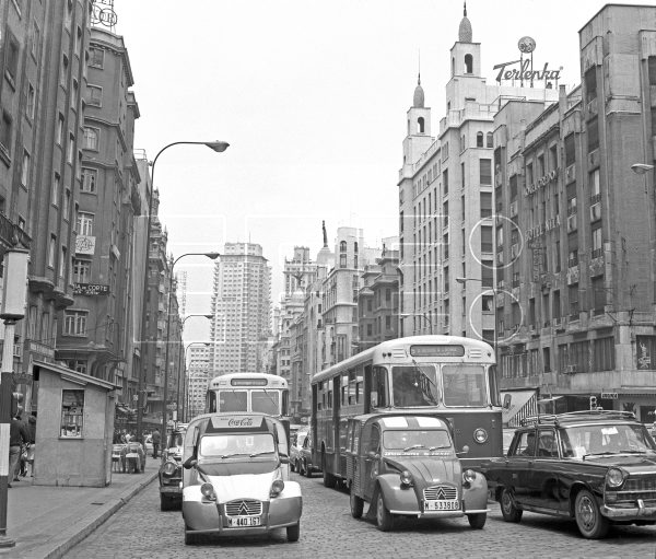 Tráfico denso en #Madrid una tarde de #junio de 1967. #EFEfototeca
