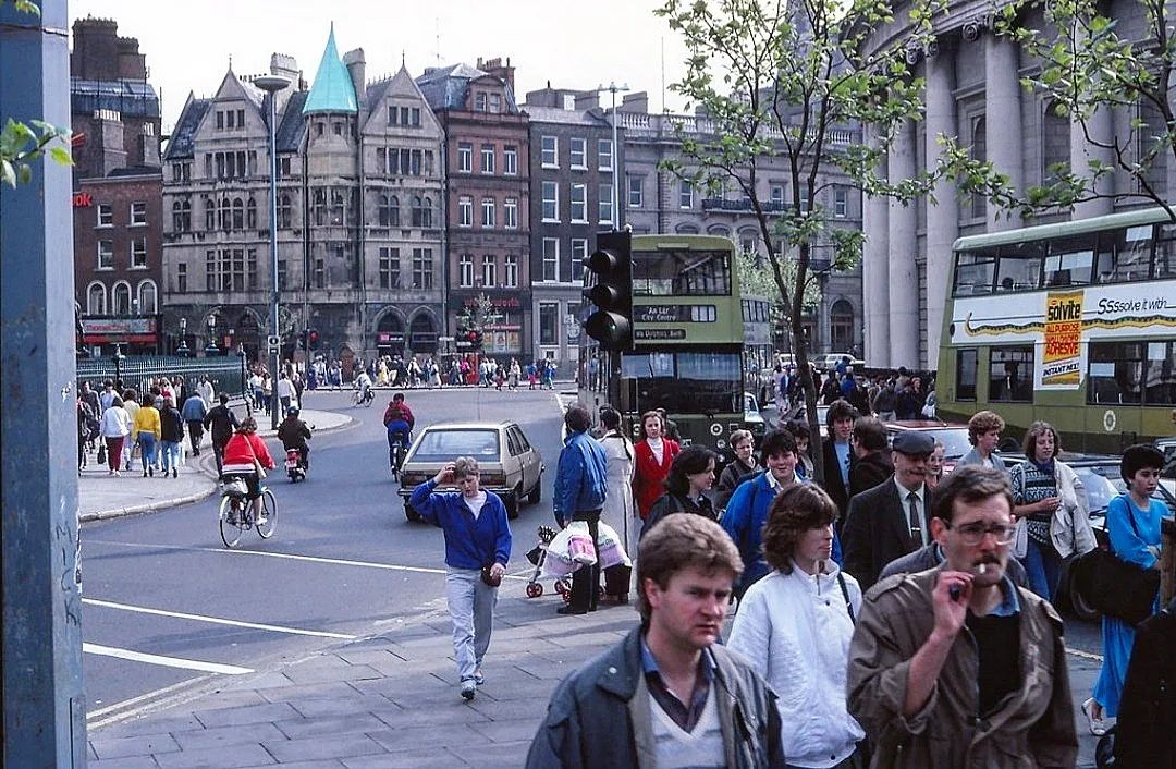 Flashback Friday: College Green in 1986. What differences can you spot? 🕵️‍♀️

📷 Todd Jacobson via dublin_archive1