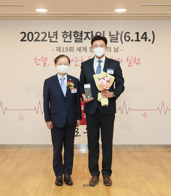 신천지예수교회, 지난 14일 ‘헌혈자의 날’ 대한적십자사 회장 표창 수상

지난 14일  헌혈자에게 존경과 감사를 전하기 위해 마련된 ‘2022년 헌혈자의 날’ 행사에서 신천지예수교회가 헌혈을 통해 생명나눔운동에 앞장선 공로로 대한적십자사 회장 표창을 받았습니다.

#생명_On #헌혈자의_날