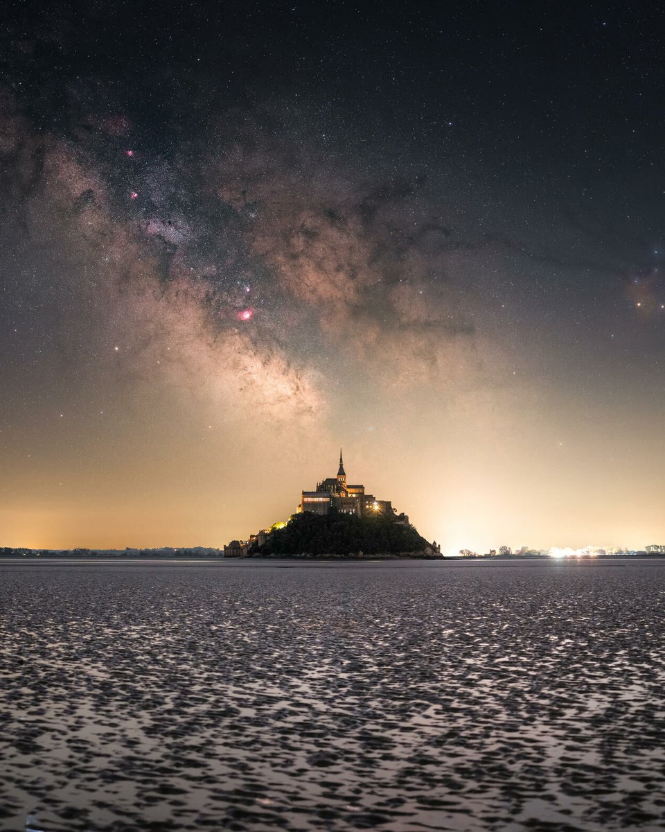 viewsfrance's tweet photo. Le Mont Saint-Michel surplombé par la voie lactée 🌌 https://t.co/RyX00SJfbF