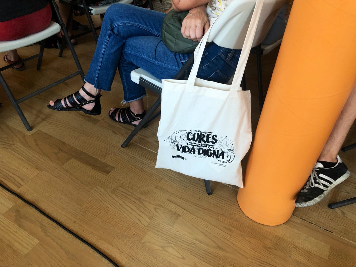 capcalerabcn's tweet photo. 🥳 Comencem! 

Després de la xerrada inaugural, donem el tret de sortida del #CongrésCapçalera amb la plenària inicial.

👉 "Redibuixant les cures per una vida digna" amb Berta Saenz, Luis Montiel i l'experiència del Fòrum Social de la Cura. https://t.co/6lSDpeVEf2