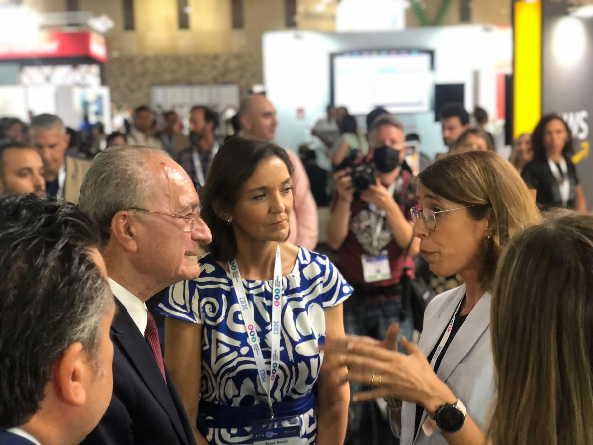 scuric's tweet photo. Un honor tener a la ministra de Industria @MarotoReyes  y al Alcalde de Málaga @pacodelatorrep en nuestro stand en @DES_show. Hemos hablado de la creación de talento, la tienda del futuro y la inversión de la región de AWS en España @awscloud_es
👉🏻 https://t.co/kP6PzUbCQL https://t.co/6bwWr5jjdM