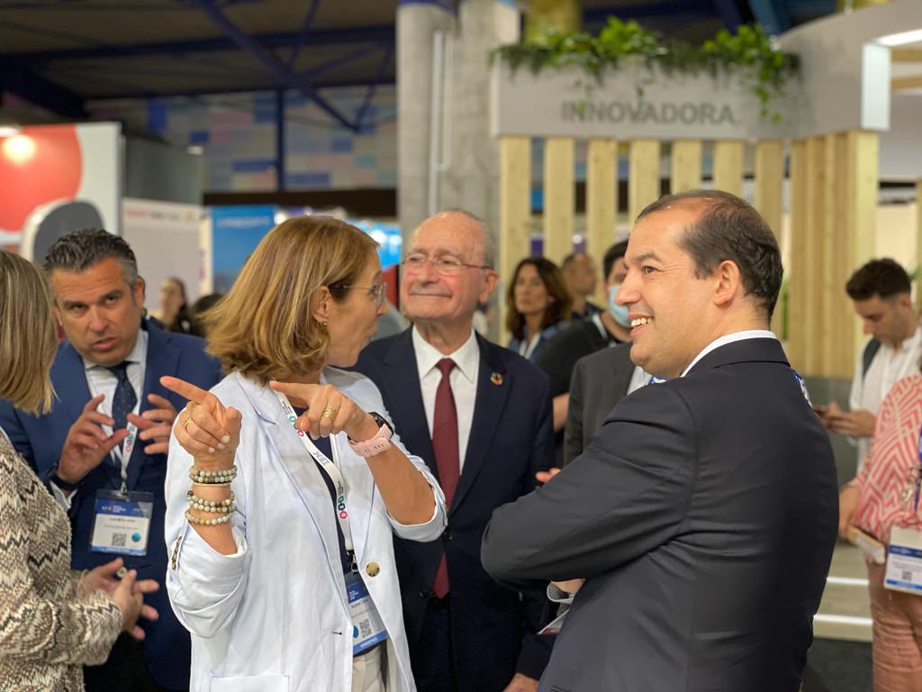scuric's tweet photo. Un honor tener a la ministra de Industria @MarotoReyes  y al Alcalde de Málaga @pacodelatorrep en nuestro stand en @DES_show. Hemos hablado de la creación de talento, la tienda del futuro y la inversión de la región de AWS en España @awscloud_es
👉🏻 https://t.co/kP6PzUbCQL https://t.co/6bwWr5jjdM