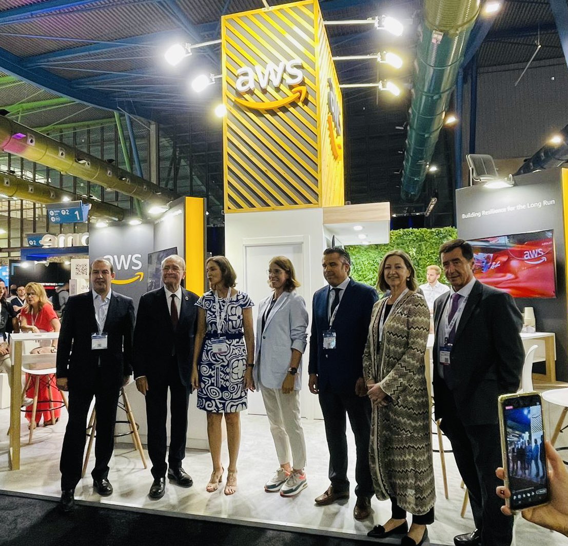Un honor tener a la ministra de Industria <a href="/MarotoReyes/">Reyes Maroto</a>  y al Alcalde de Málaga <a href="/pacodelatorrep/">Paco de la Torre</a> en nuestro stand en <a href="/DES_show/">#DES2025</a>. Hemos hablado de la creación de talento, la tienda del futuro y la inversión de la región de AWS en España <a href="/awscloud_es/">AWS España</a>
👉🏻 lnkd.in/dFfX4VJE