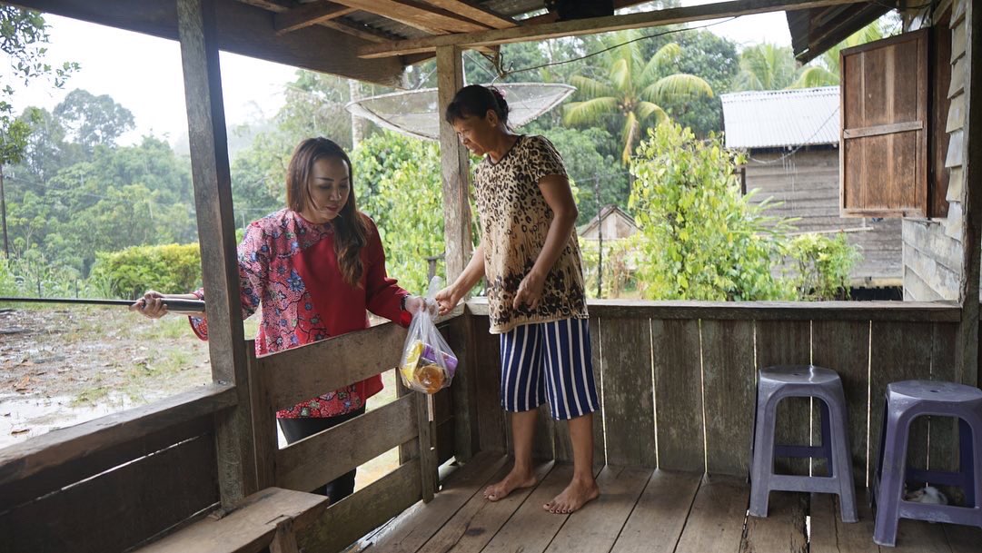 Berbagi bkn perihal hal mewah/barang mahal. Sebab berbagi yg indah itu timbul dr hati yg tulus &amp; rasany akn sampai pd penerima.

Smga kita semua senantiasa diberikan kesehatan &amp; kesempatan menikmati hr esok, agr bs melakukan bnyk hal untk sesama, keluarga, &amp; bangsa.
