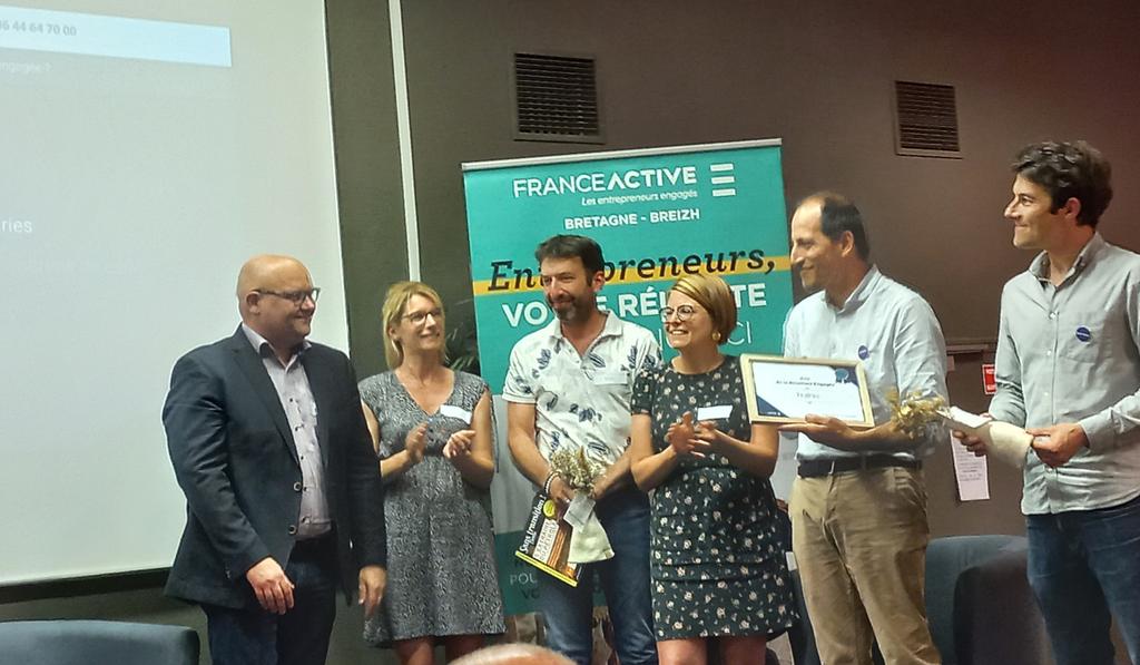 Cérémonie des Breizh Awards de France Active Bretagne en direct! Remise du prix de la structure engagée par Jerome Tessier. 🤗 CMB partenaire des projets engagés et inclusifs du territoire. #ESS #entreprise #ESG <a href="/JTessierBZH/">Jerome Tessier</a> <a href="/JohanneCOM3/">Joh🅰️nne COM</a> <a href="/CMB_DD35/">Crédit_Mutuel_DD35</a>