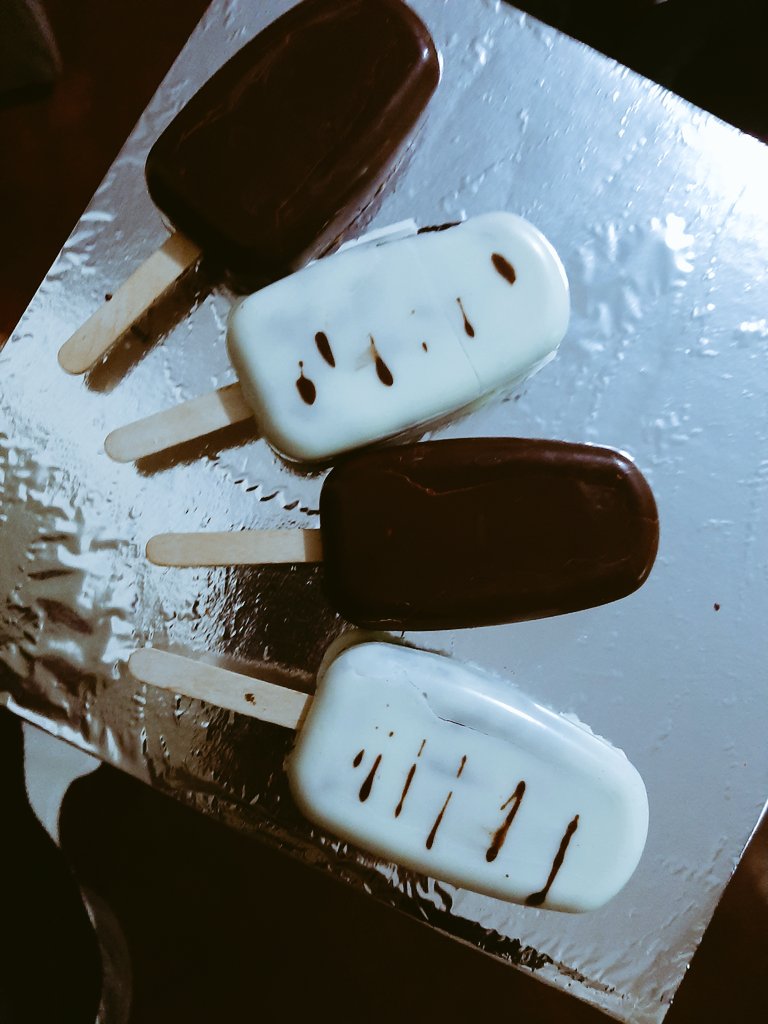 Dreadlockd_Diva's tweet photo. Cool mom who dis? I got bored so I decided to make my humans happy and now my heart is happy too #bakingmom #cakesicles https://t.co/fmqx6i6umJ