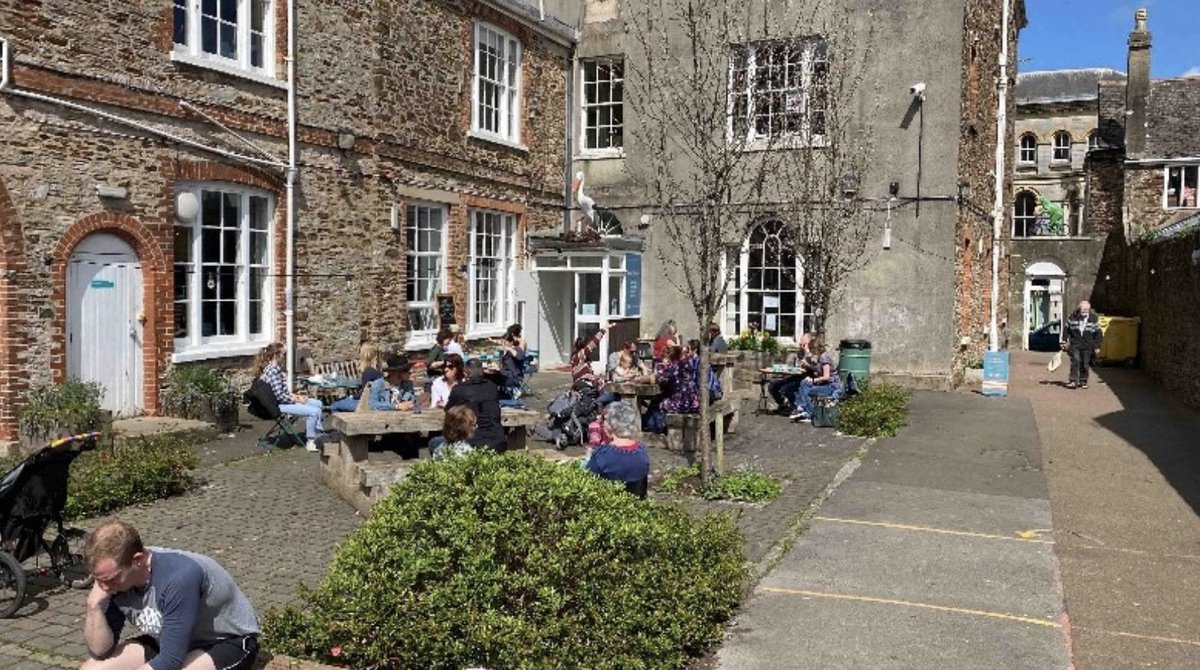 A brilliant crowdfunding campaign to benefit <a href="/MansionTotnes/">MansionTotnes</a> and the community, including Edgy Veggie, Pizza Pirates and others. C'mon, chip in a few quid and let's make the vision a reality. Please R/T.
@TTTotnes <a href="/TotnesTCouncil/">Totnes Town Council</a> <a href="/CaringTown/">Caring Town</a> @TotnesLibrary 
justgiving.com/crowdfunding/t…