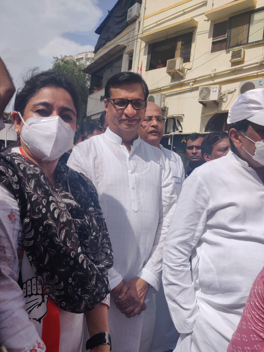 charulata_tokas's tweet photo. केंद्र सरकारच्या विरोधात सातत्याने आवाज उठविणारे काँग्रेस नेते  श्री @RahulGandhi जी यांना सतत तीन दिवस चौकशीसाठी बोलाविण्यात येत आहे या विरोधात श्री @NANA_PATOLE जी,श्री @AshokChavanINC जी,श्री @bb_thorat जी यांच्या नेतृत्वात राजभवनावर मोर्चा काढून निषेध करताना
@INCMaharashtra https://t.co/aF7GzlF73t