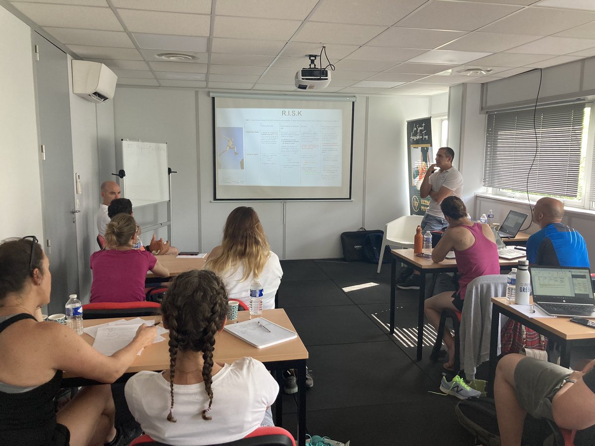 Fin du J1 de la superbe formation course à pied de @FFrunsanteperf et @Servantphysio74 avec une belle discussion sur le RISK de notre ami @DrChrisBarton 😉