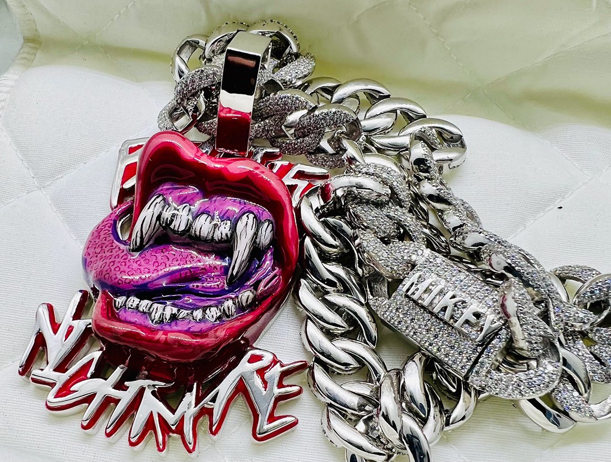 B_NiGhTMaRE's tweet photo. “VAMPIRE TONGUE KISS “
3.5 x 2.5” Enamel Pendant

🧛🏻‍♀️👅💋
—————————————
Created by @Nightmare_Mikey 
__________________________ https://t.co/3OHSxhDNY7