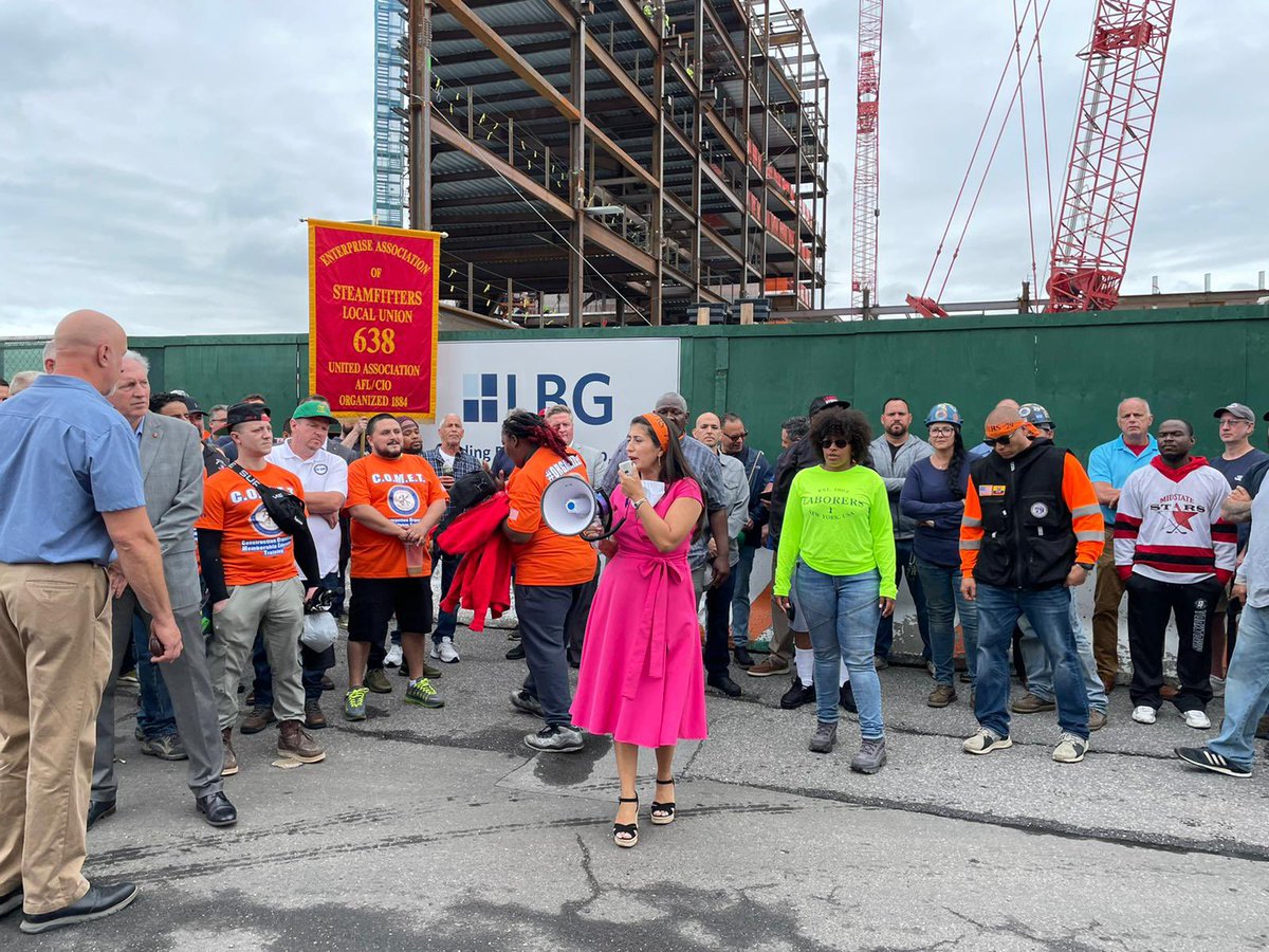 jessicaramosqns's tweet photo. Robert De Niro is a self-professed union man, and is spending $600 million to build in Astoria. Don’t wait until the studio is built to bring in union jobs, bring union quality work into the very foundation, and build a studio Queens can be proud of. https://t.co/avqrgCybRA