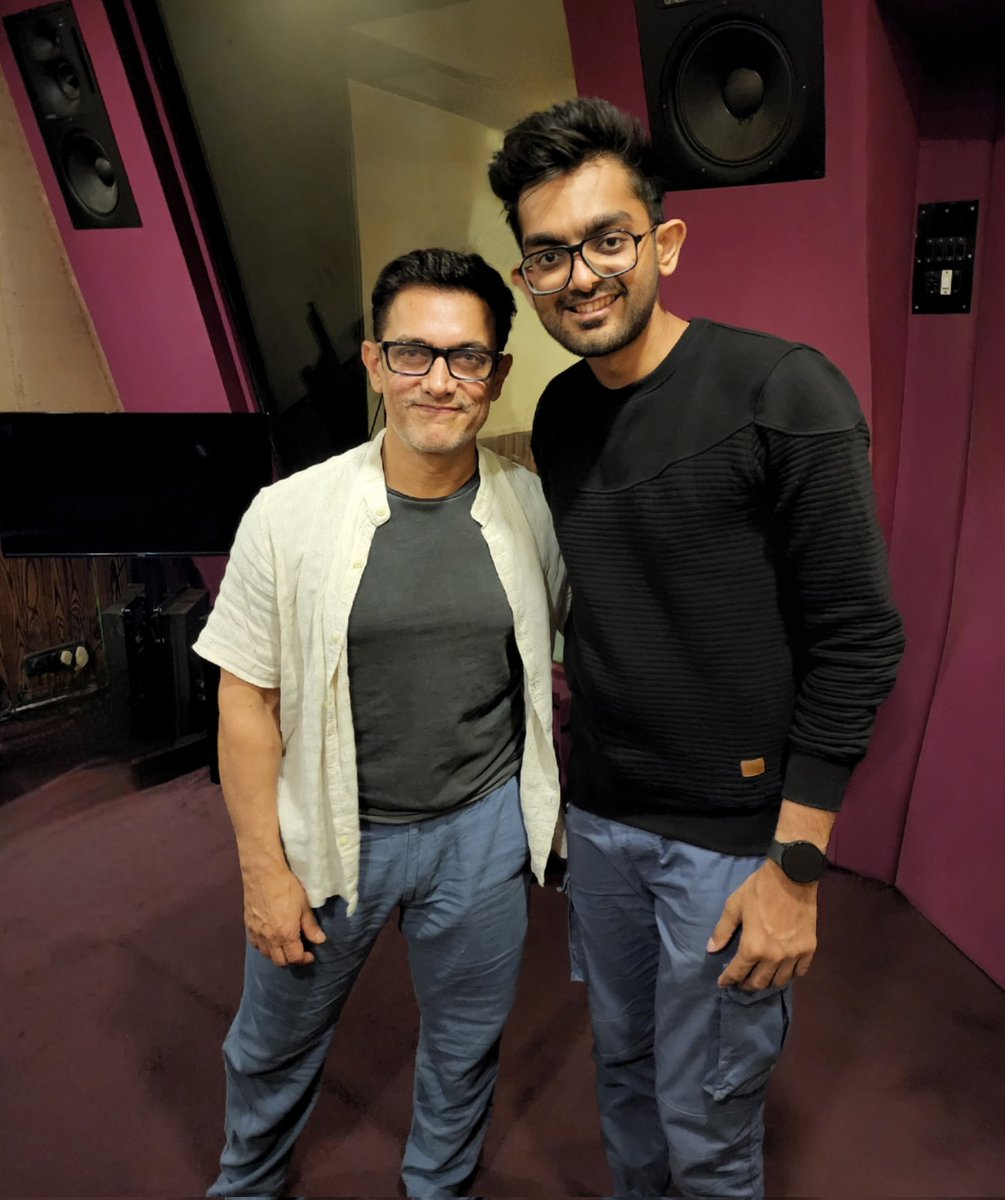 Aamir Khan 🙏 the inspiration drawn from his films is one of the reasons why I followed my passion, which eventually put me in a place where l was fortunate enough to bump into him 😇 It seems l've drawn inspiration from his wardrobe as well 👖 #DAWgeek #AamirKhan #StudioLife