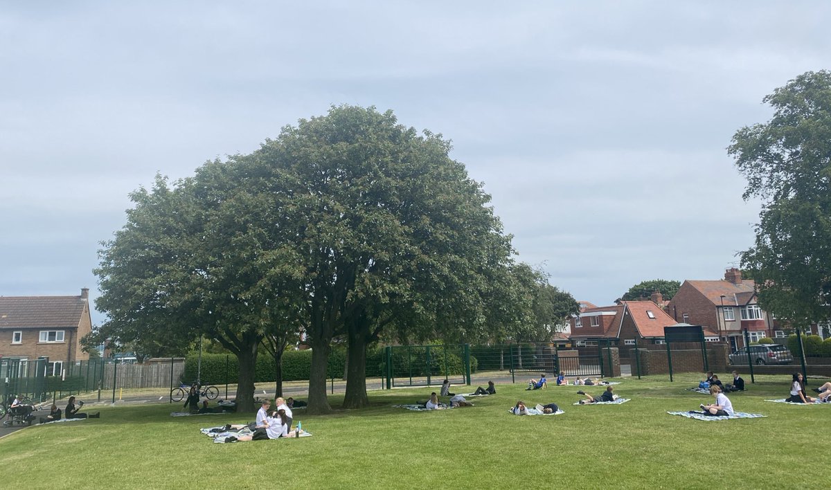 valleygardensnt's tweet photo. Street Science and reading for pleasure in #vgmsy5 today. 🧪 🧫 📚 📖 
#vgmsscience #vgmslovesreading https://t.co/0phr8JWF5L