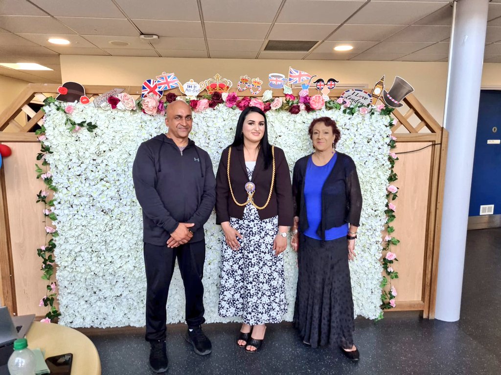 TheSLP1's tweet photo. It was an honour to welcome Cllr Sameera Saleem-Mayor of Luton to visit our community Reconnect Project this week. Our members thoroughly enjoyed an afternoon tea with the Mayor & it was great to see so many in attendance. #reconnectproject @lutoncouncil @jdbailey19 https://t.co/dpKdTD80Fq