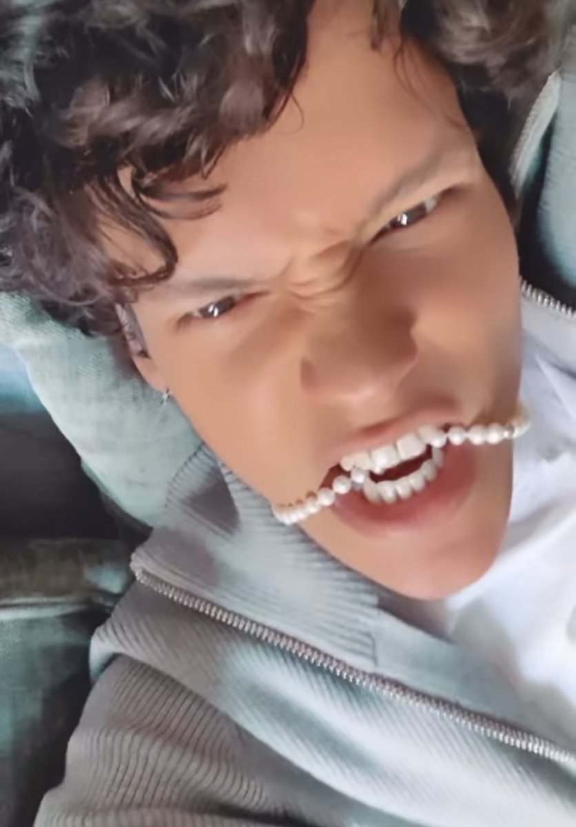 simmescurls's tweet photo. omar rudberg likes to eat his pearl necklace https://t.co/gUYEbFpkrO